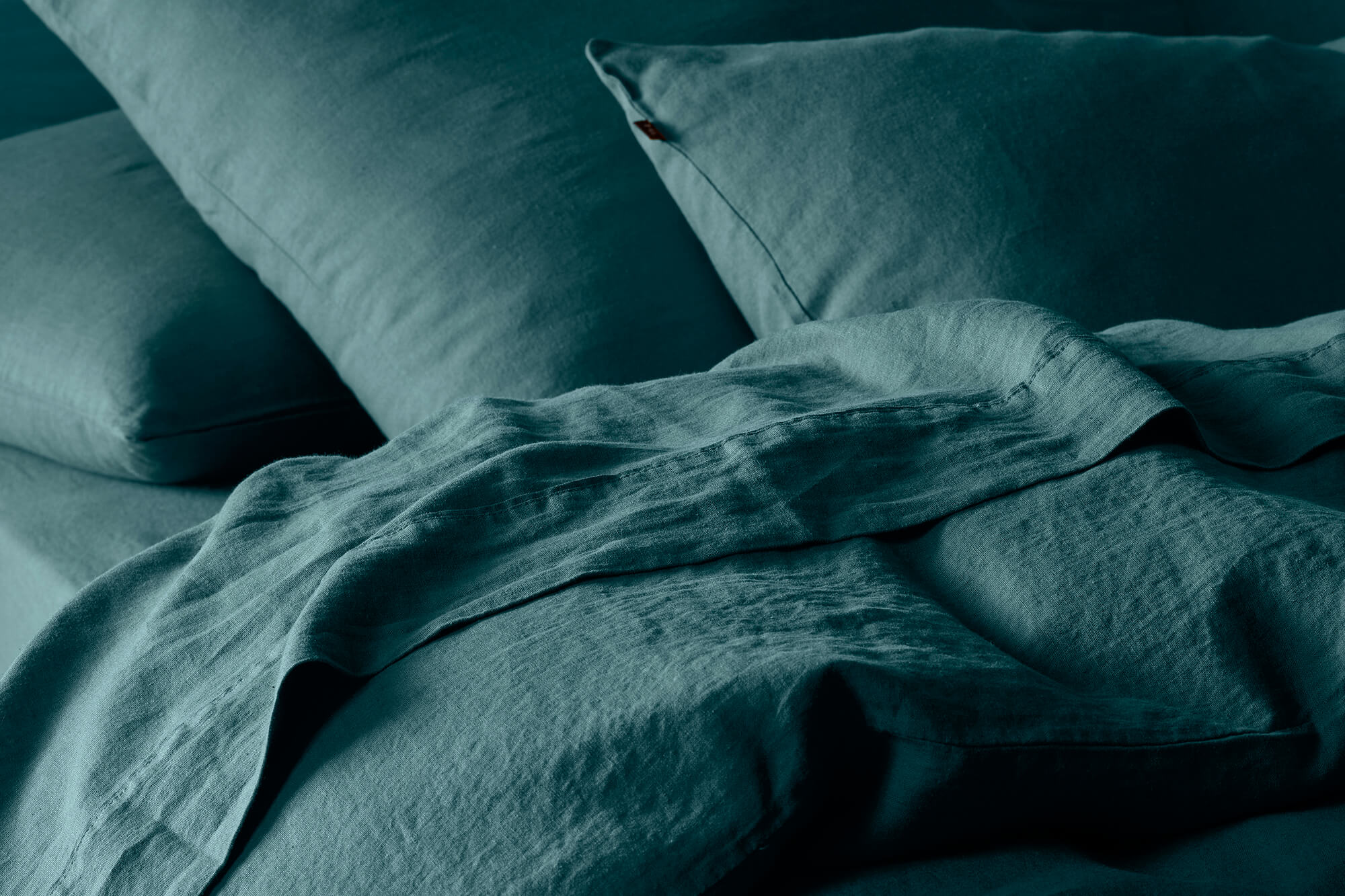 How to Style a Cozy Winter Bedroom Without Clutter
