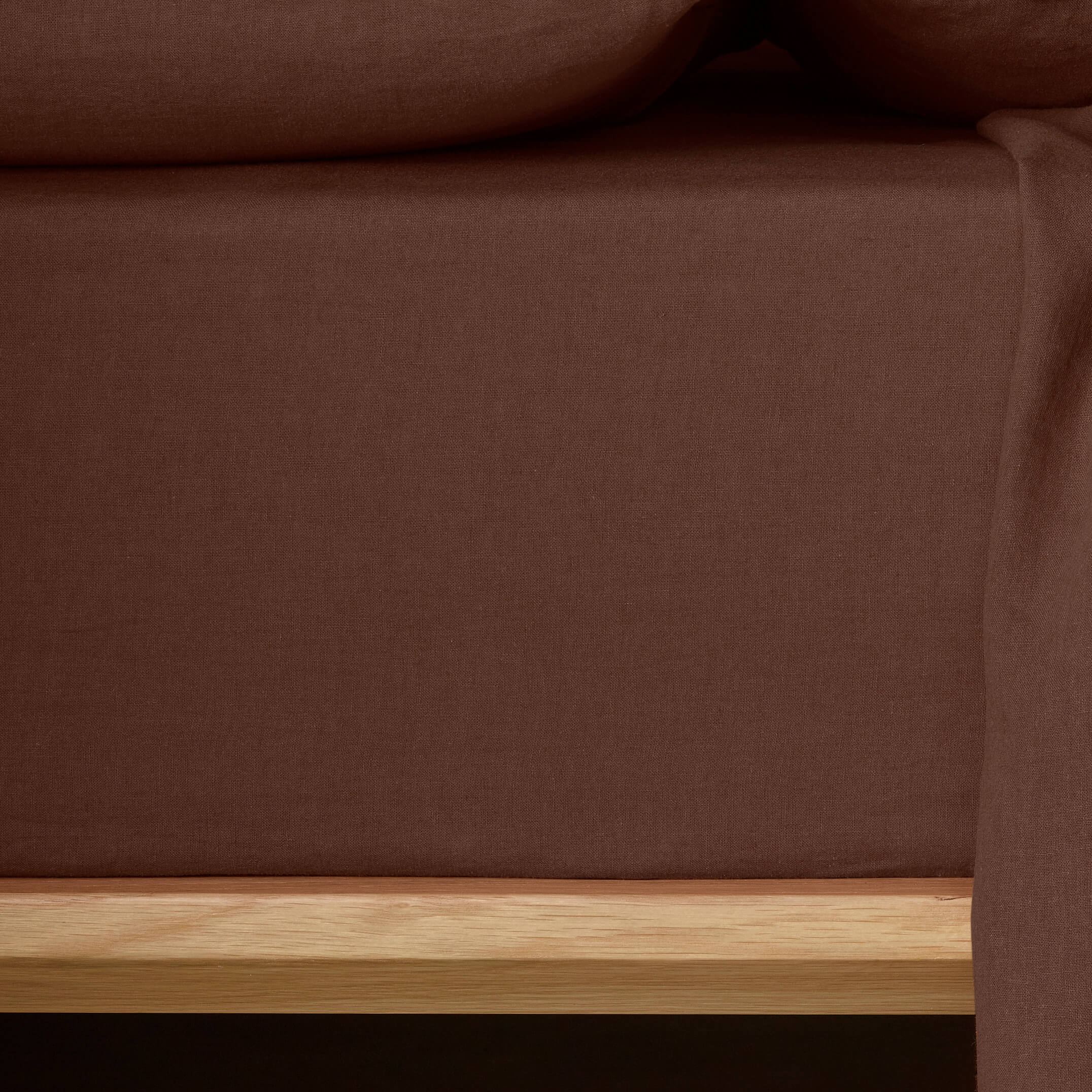The Honest Label Pure Linen Fitted Sheet in Cacao with brown tones fitted sheet close up detail