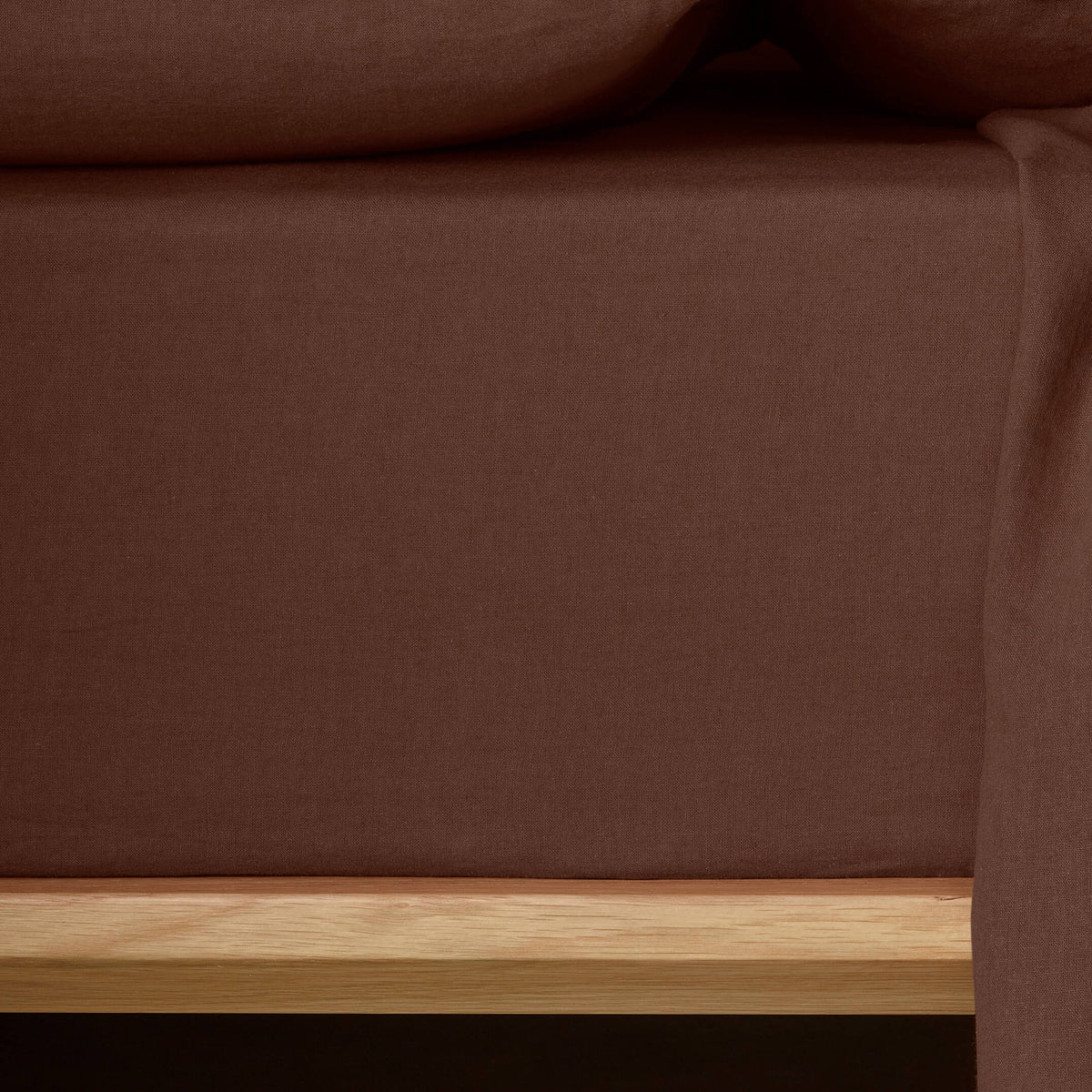 The Honest Label Pure Linen Fitted Sheet in Cacao with brown tones fitted sheet close up detail