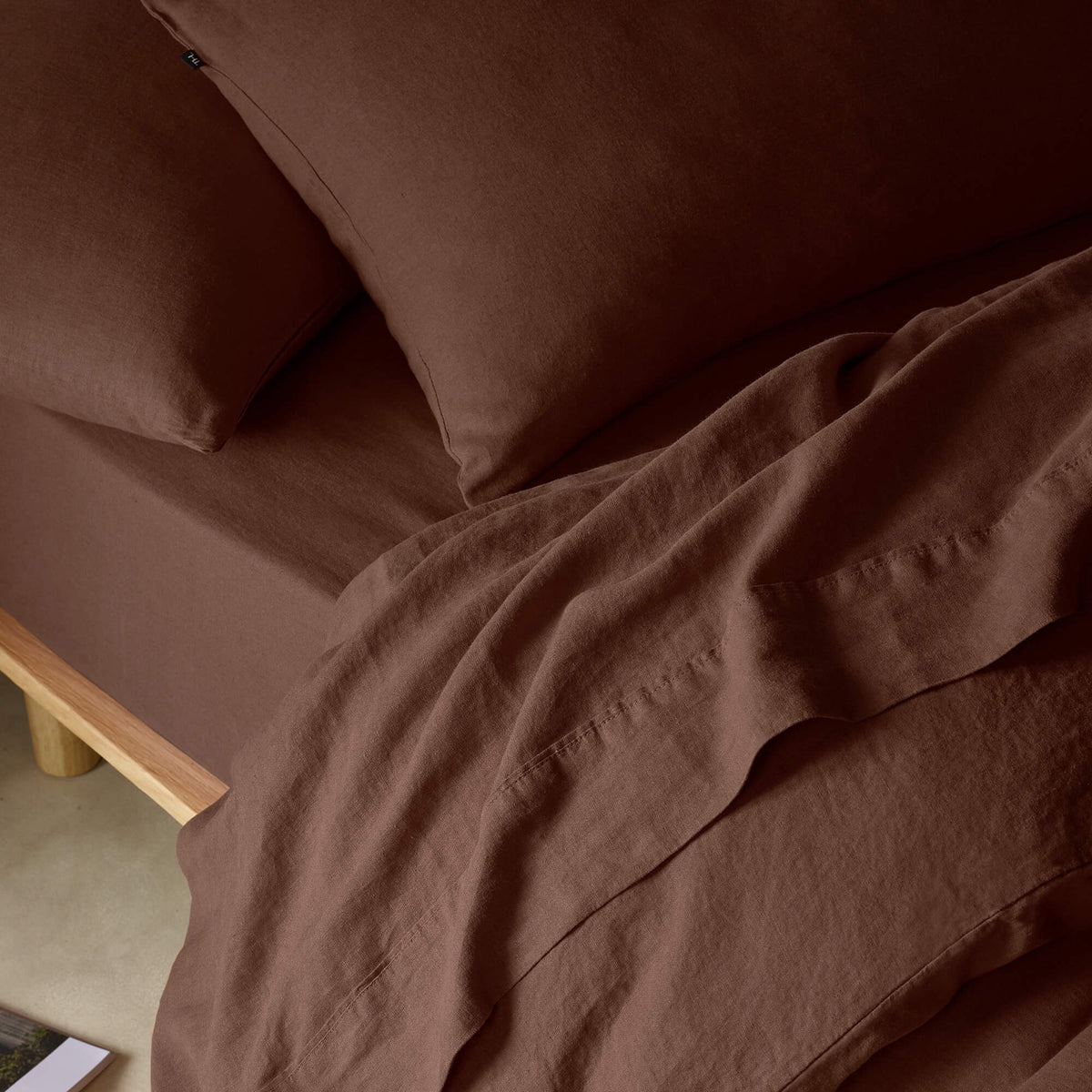 The Honest Label Pure Linen Fitted Sheet in Cacao with brown tones fitted sheet product view THL product image 2