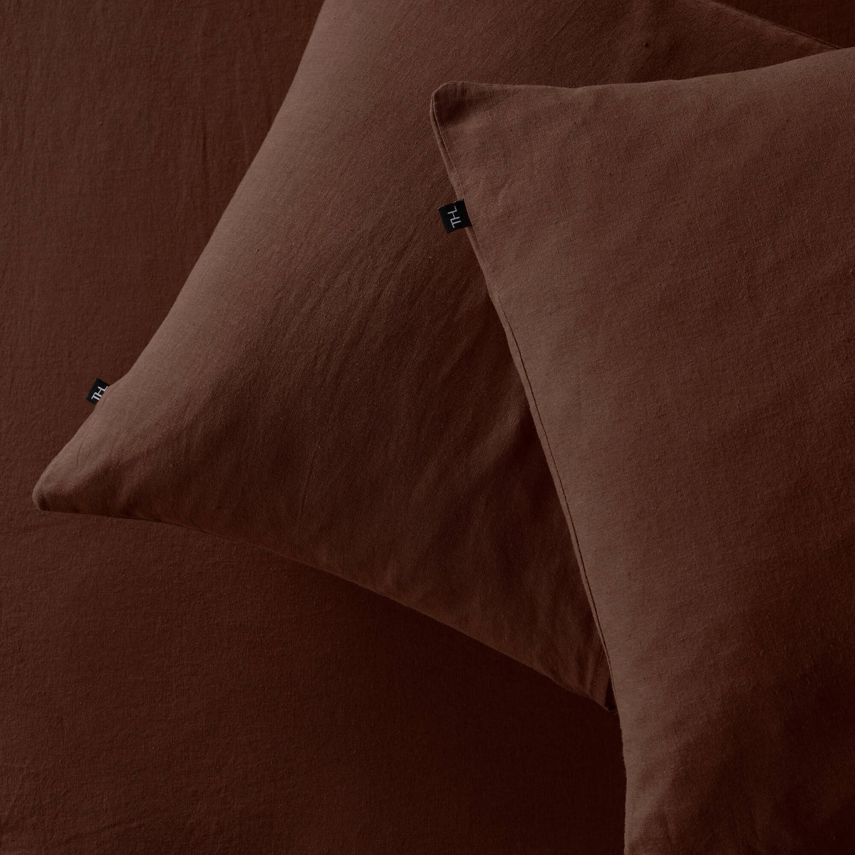 The Honest Label Pure Linen Standard Pillowcase (2 Pack) in Cacao with brown tones pillowcase product view THL product image 2