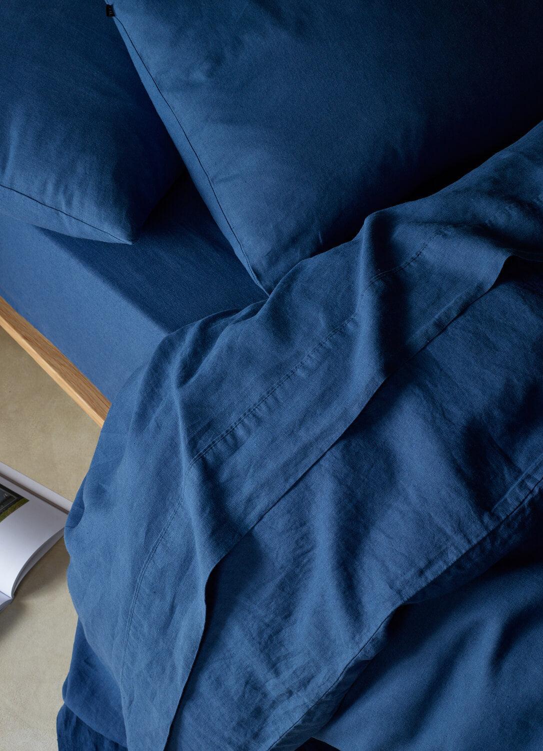 The Honest Label Pure Linen Fitted Sheet in Ocean Blue with blue tones fitted sheet close up detail THL product image 2
