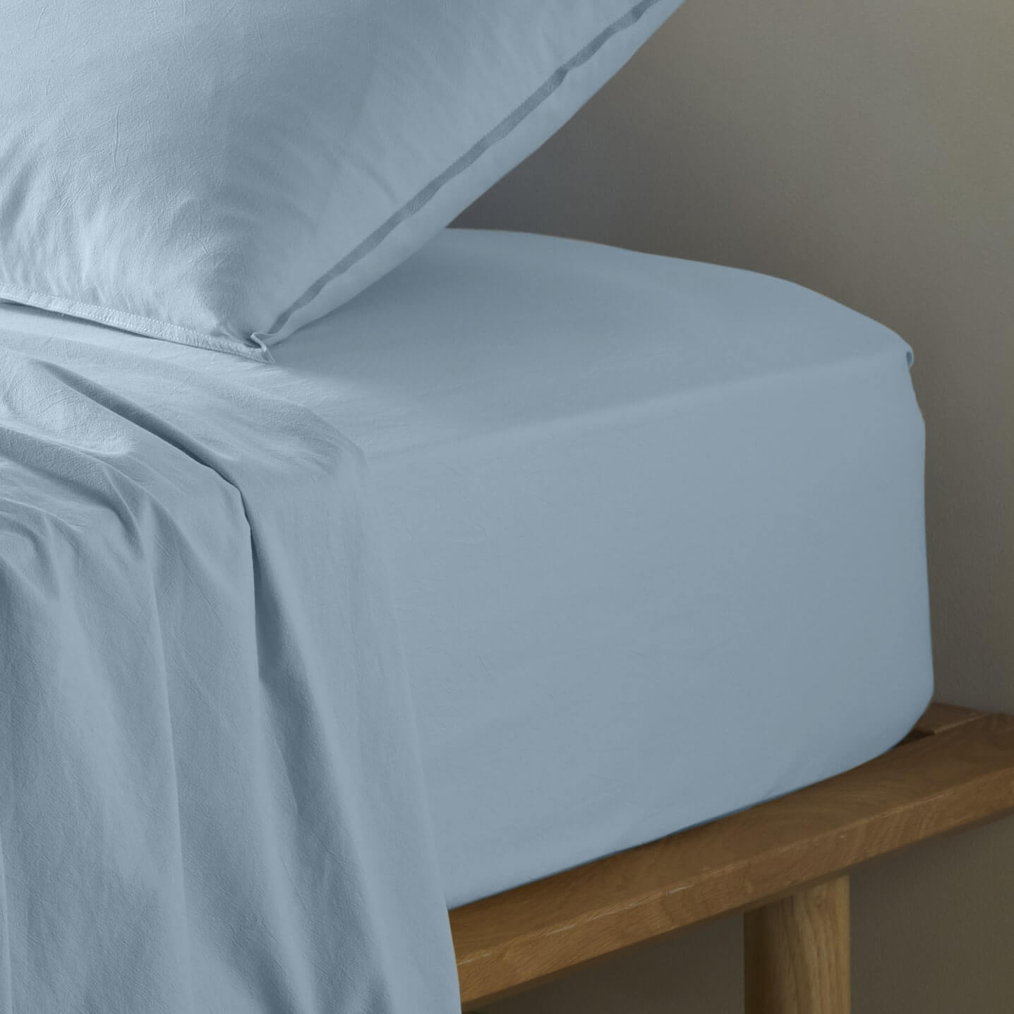 The Honest Label Washed Cotton Fitted Sheet in Skye with blue tones fitted sheet close up detail